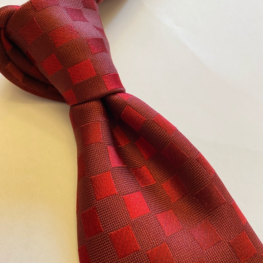 Kenneth Cole Reaction red 100% silk tie.